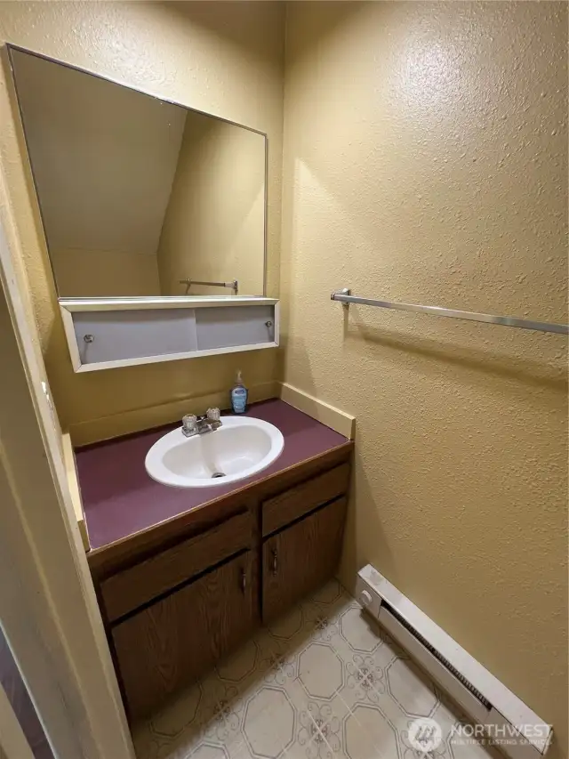 Downstairs 1/2 bathroom