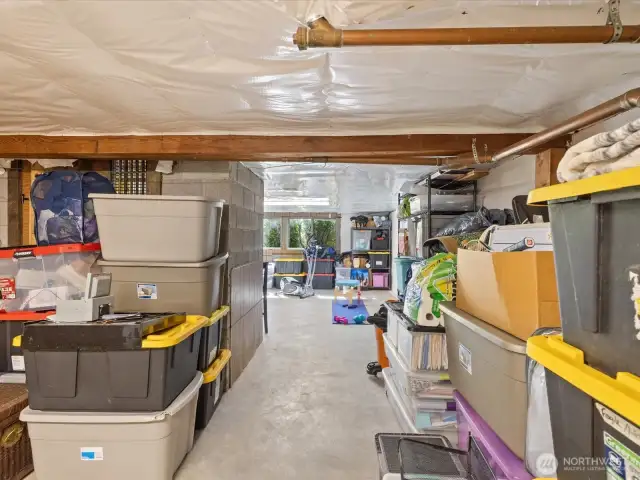Large 837sqft unfinished Basement - bring your creativity and make this space exactly what you want and need.