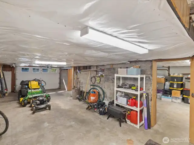1-car Garage & Large 837sqft unfinished Basement - bring your creativity and make this space exactly what you want and need.