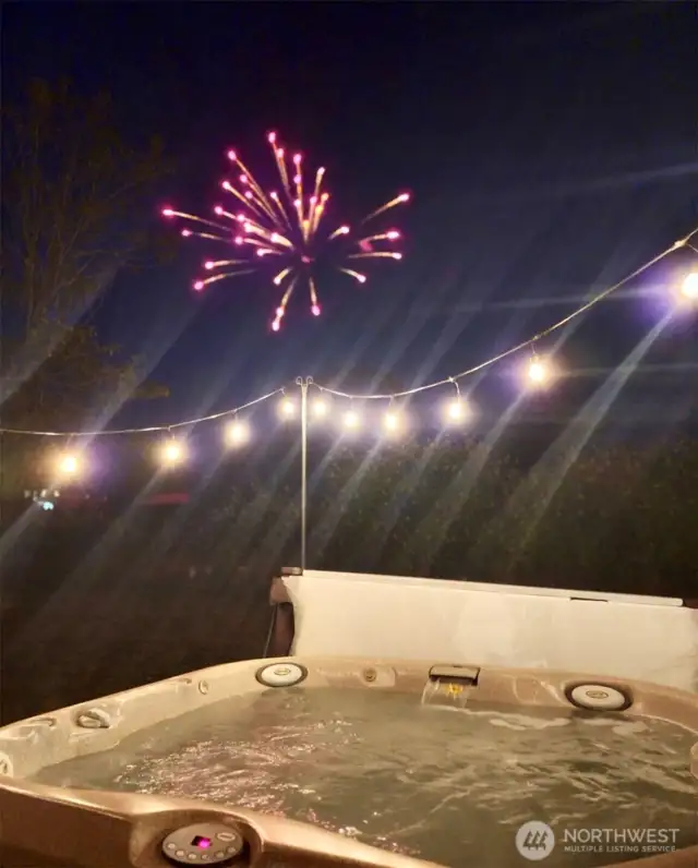 Enjoy a nice soak in the hot tub - watch gorgeous sunsets & the Fireworks!