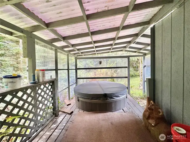 Covered Patio with hot tub !