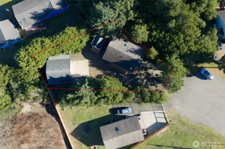 Private lot with beautiful native trees and low maintenance landscaping. Just come and have fun!