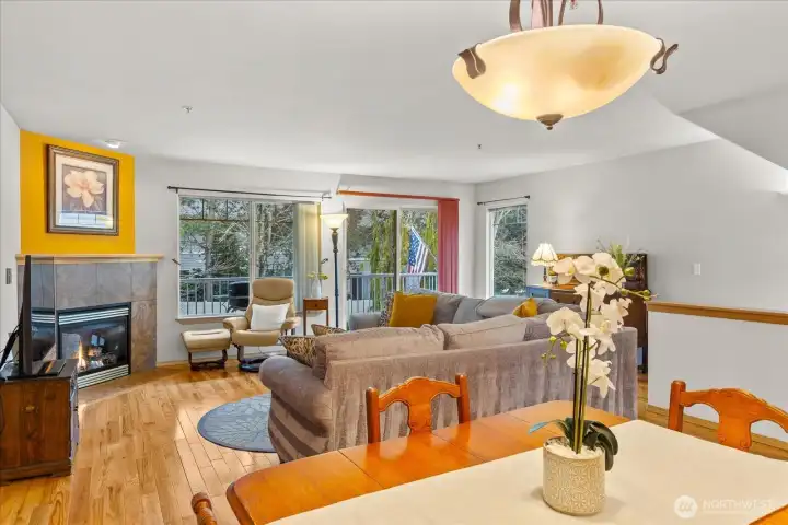 Living room & dining (2nd floor)