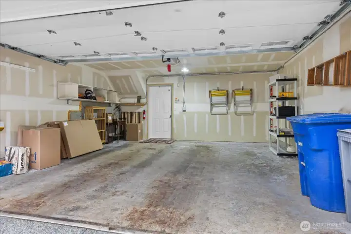 Garage (2 cars) with storage
