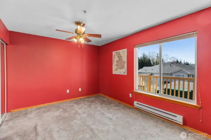 bedroom w/ walk in closet