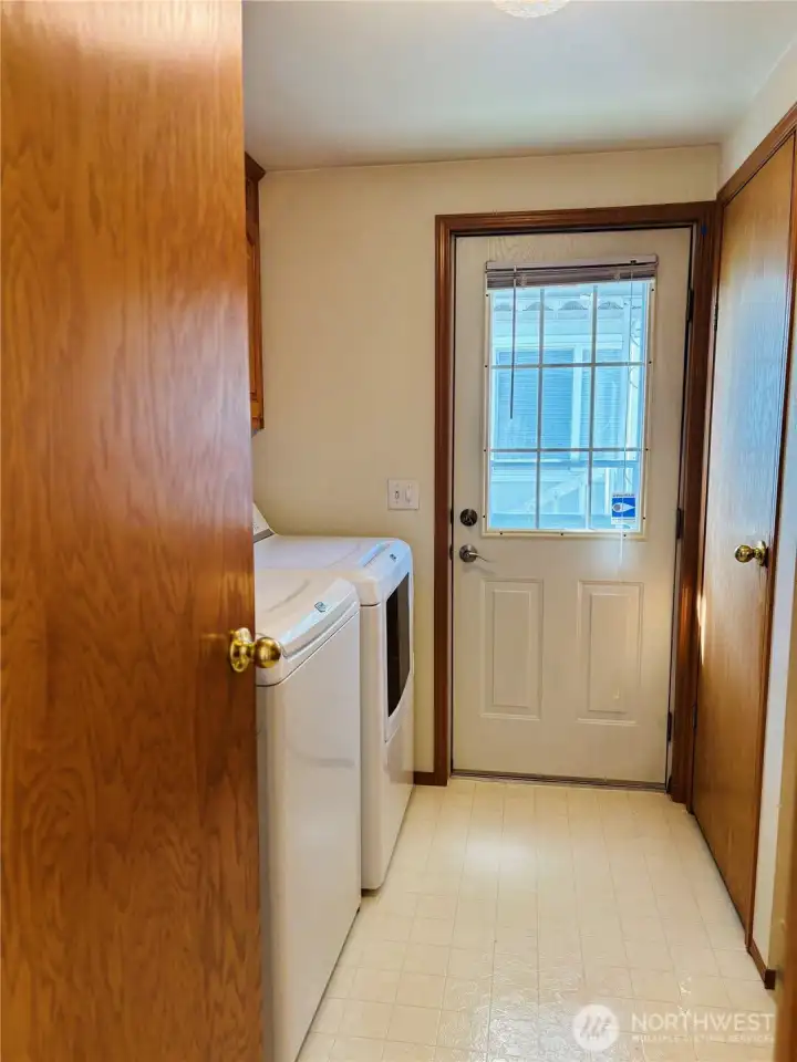 Utility room with Maytag washer and dryer that stay