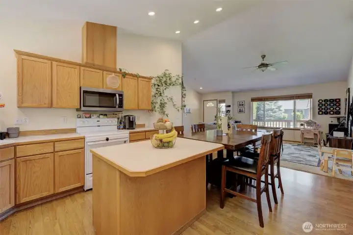 Very entertaining living and eating space.