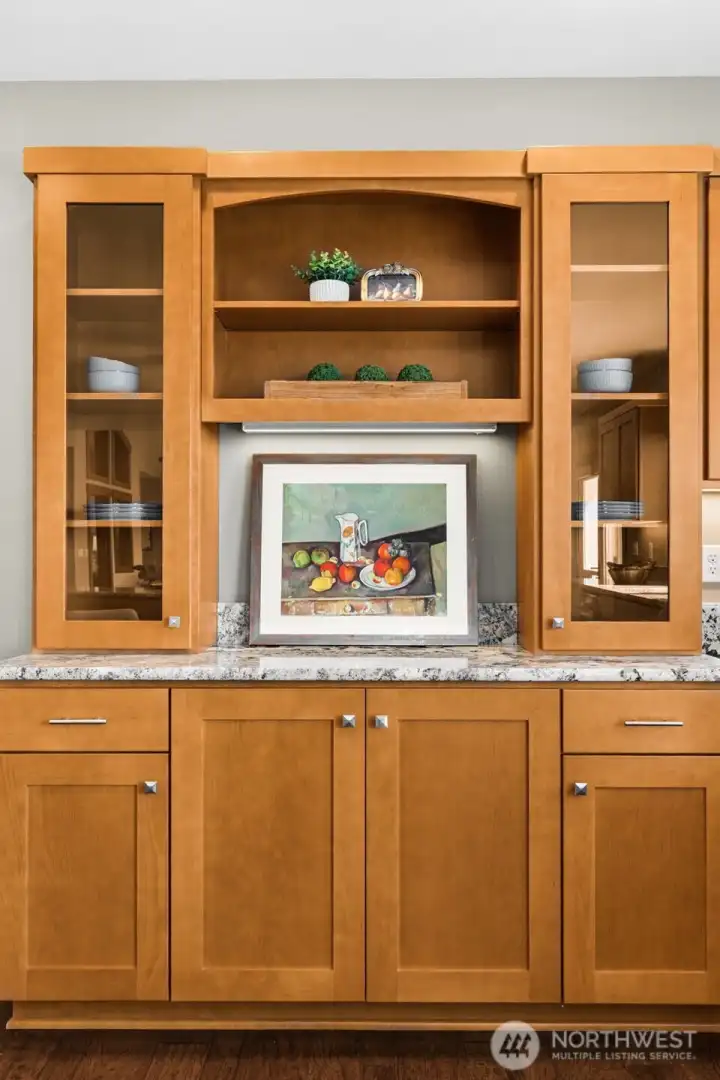 Built-in buffet/hutch