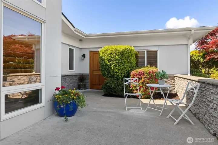 Enclosed courtyard with separate entrance to Junior Suite