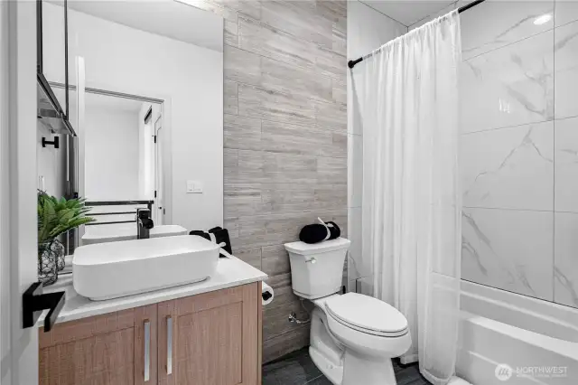 Full bath on the living area level(Level2)