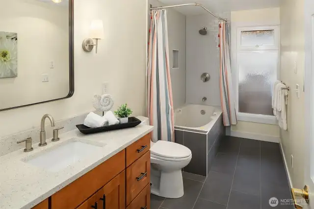 Lower level full bath wih jetted tub.