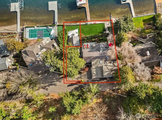**These property lines are not exact** They are only to help visualize the 2 parcels. The Main House has 70 ft of waterfront, and the Beach Cottage has 30 ft.