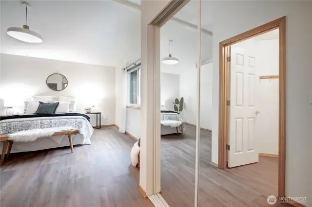 and an adjacent mirrored-closet too!