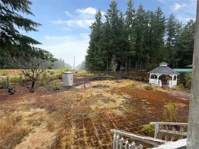 Side yard, steps from covered deck