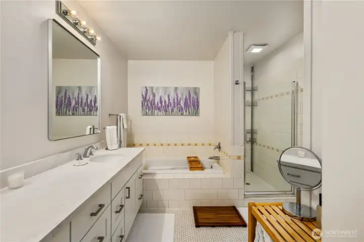 Primary bath with 5-piece set