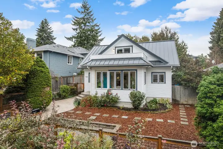 Wonderful neighborhood, close to both the Alaska Junction and the Morgan Junction, just minutes to Lowman Beach and Lincoln Park, a great place to call home!