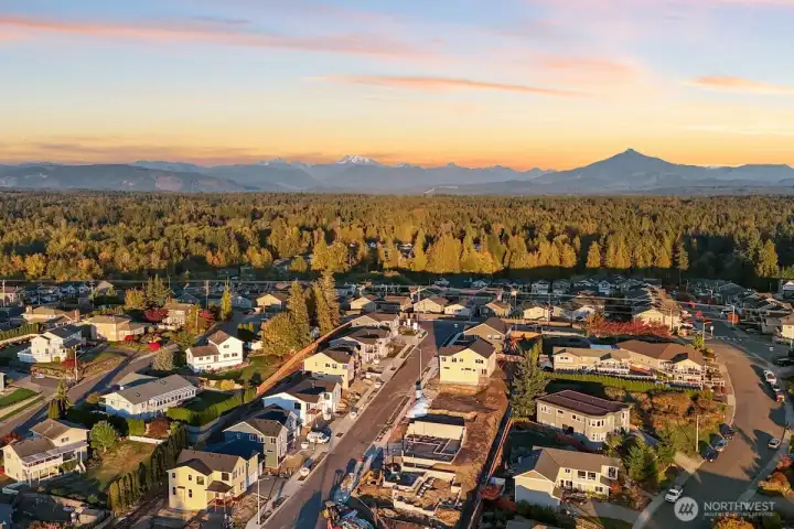 Photographs are for illustrative purposes only. Features, finishes, interior/exterior colors, landscaping and floorplan shown may vary from actual homes built.