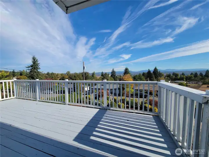 180 degree views of valley and mountains