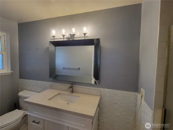 Upper level primary en suite bath