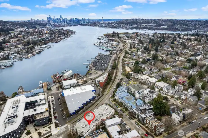 2nd picture showing the surrounding area, Burke Gilman Trail, Gas Works park. Close to all the New Years eve fireworks.
