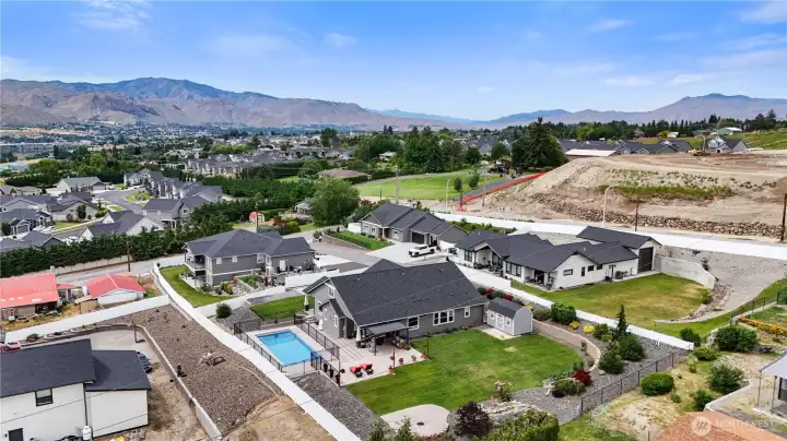 Only 4 homes on this quiet cul de sac
