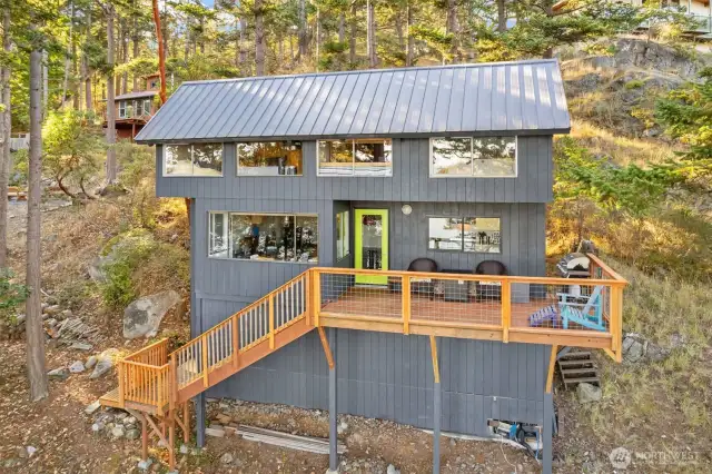 Front side of home that looks out at the ocean.