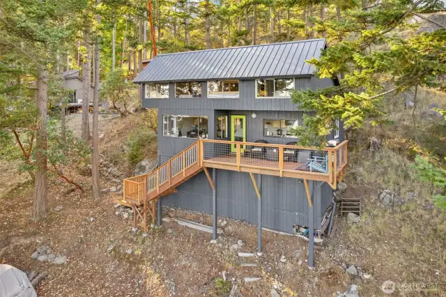 Front of house that faces the ocean!