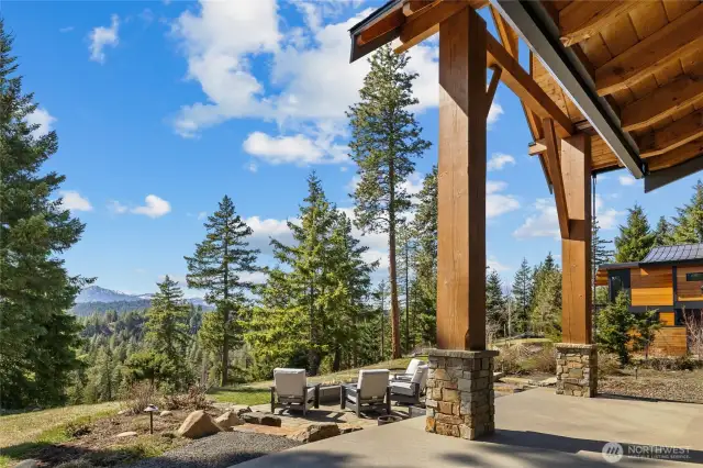 Gorgeous outdoor setting overlooking Cle Elum River Corridor