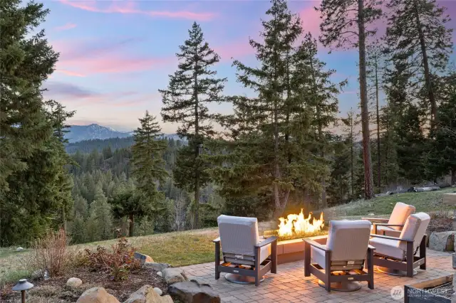 Capture mountain views from your outdoor firepit