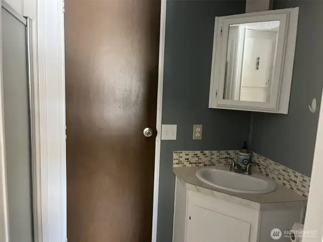 Adjoining 3/4 bath
