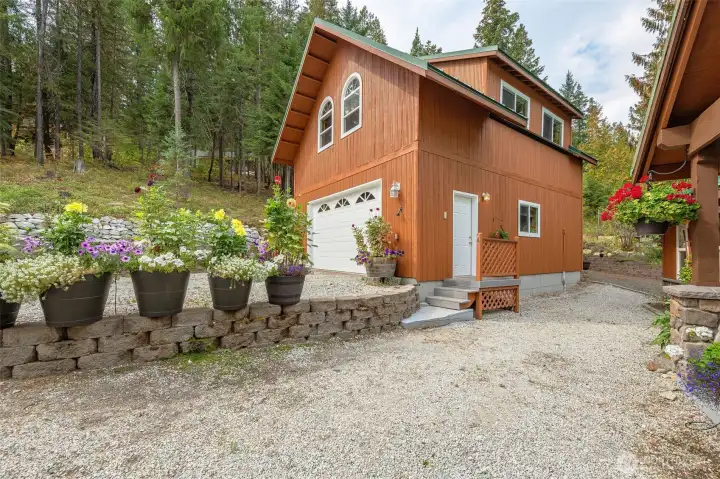 Charm OOZES from every corner of this property...all flower planters and baskets are on drip lines. Buildings are super well maintained.
