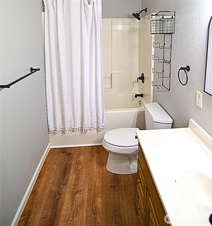 Main bathroom with one tub
