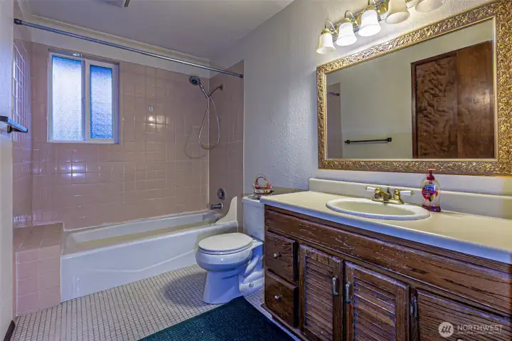 Full Bathroom in hallway