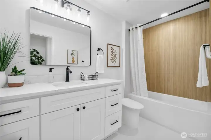 Upstairs hallway full bath