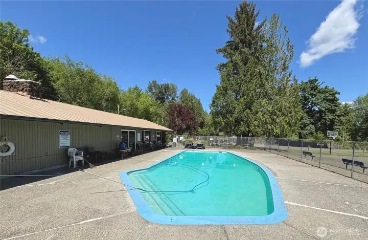 What a lovely pool to hang out at in those warm summer months!