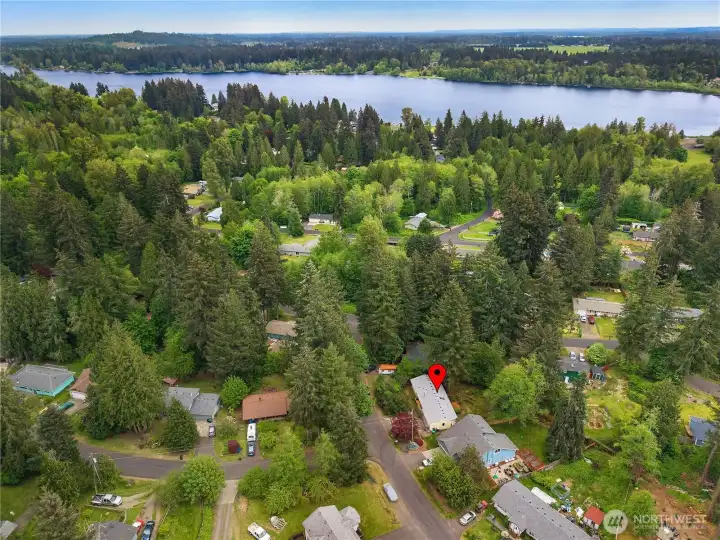 Great neighborhood location with Black Lake nearby and Evergreen Shores amenities close at hand.