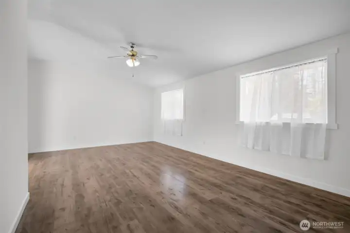 Large upper-level bonus room.