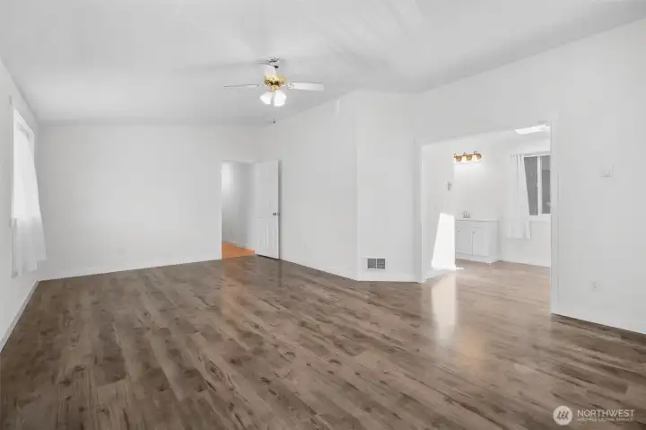 Large upper-level bonus room.