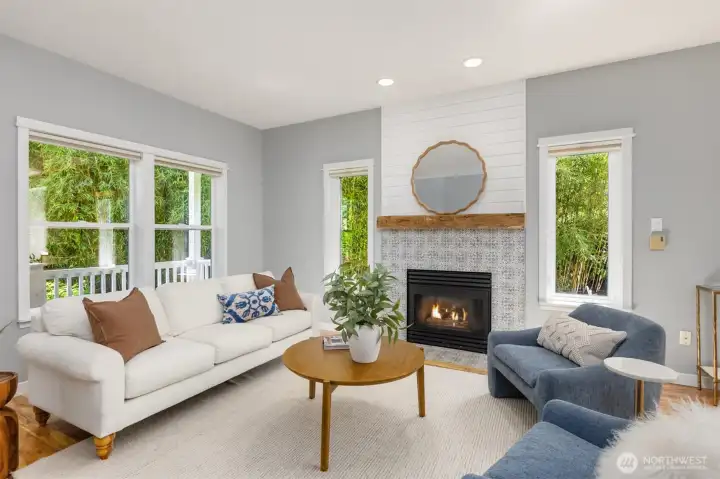 Lots of light from all sides in this beautiful living room. Lots of light from all sides in this beautiful living room.