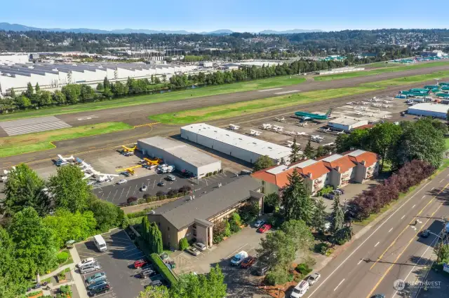 Easy access to Boeing, Seattle, Coulon Beach, The Landing, Seatac, commute options.