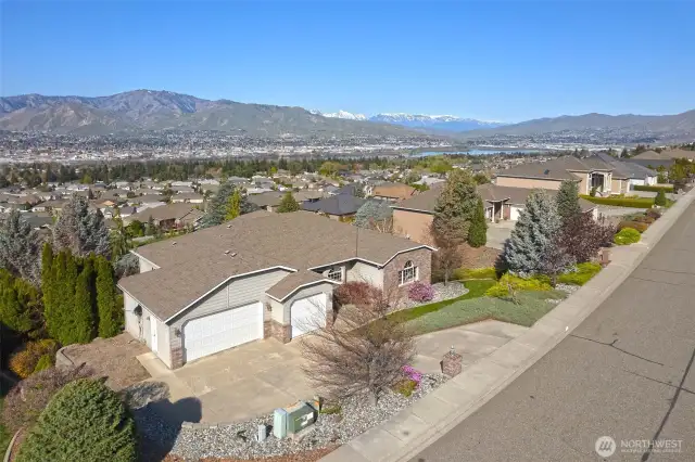 946 Briarwood - A view of the Cascade mountains in Beautiful upper Briarwood Neighborhood