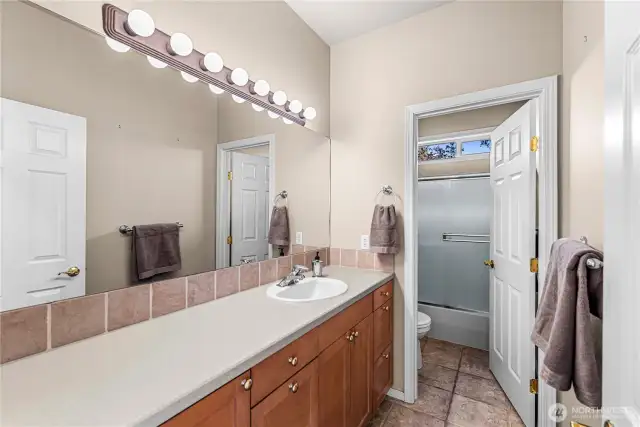 main floor bathroom between 2 bedrooms