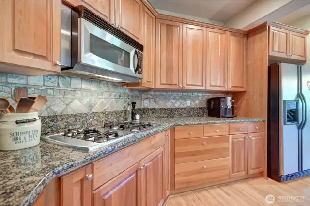 Kitchen with Stainless steel 4 gas burners cooktop.