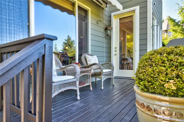 Well maintained wood deck access from the nook.