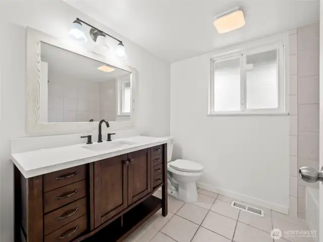 Main House Upper Bathroom
