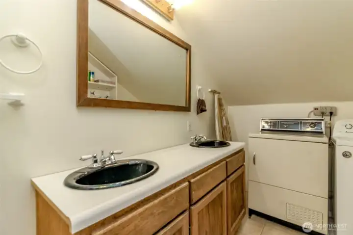 Upper Garage Apt. full bath/laundry room combo.