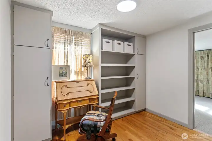 Additional room off primary - office, creative space? You decide!