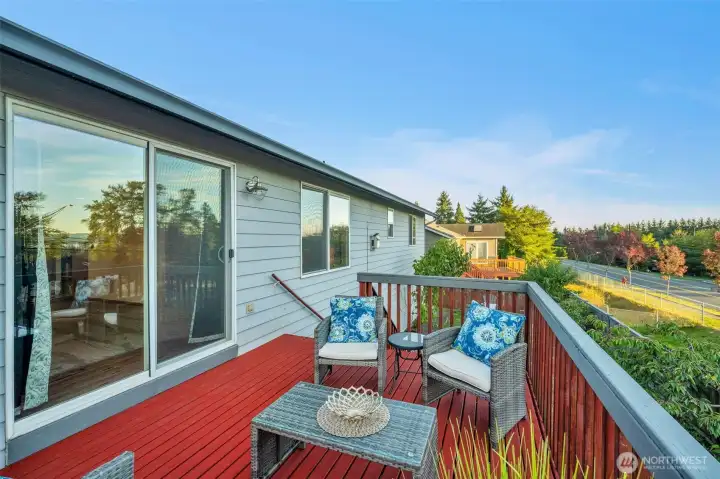 Deck off of dining room that leads to back yard