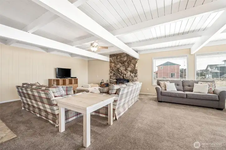 The living/dining room is 27' 5" x 18' 11"