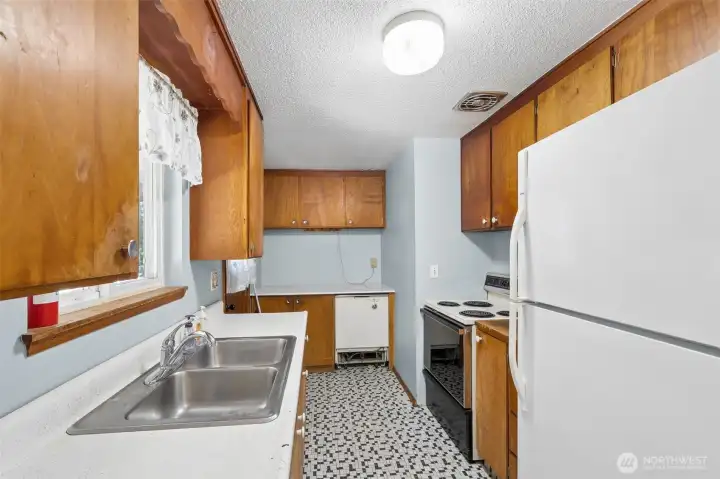 Another view of the kitchen.